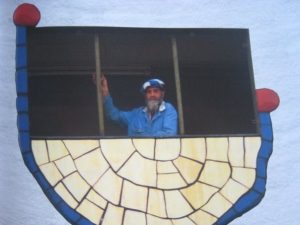 Интересный факт: Хундертвассер всегда носил разные носки.