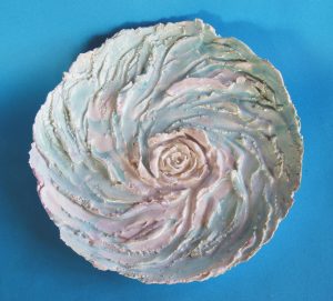 Блюдо-цветок нежно-голубой с сиреневым.
