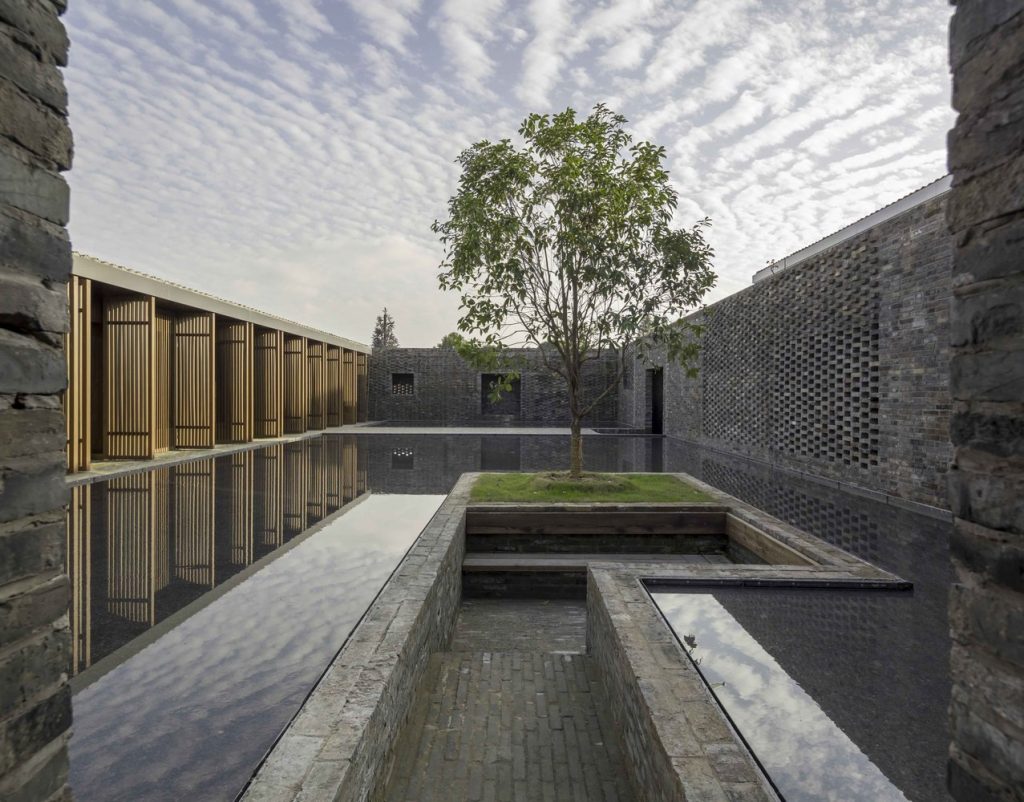 The Walled - Tsingpu Yangzhou Retreat / Neri