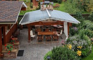 Симпатичная и очень уютная беседка с барбекю