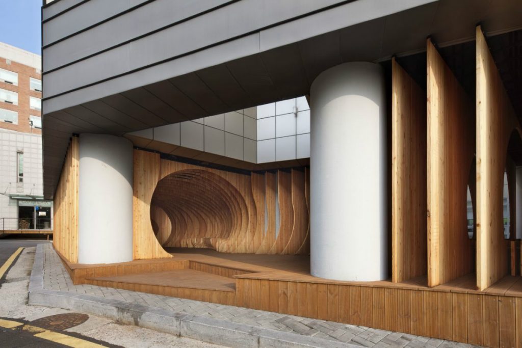 Прекрасная идея как непривлекательное пространство бывшей парковки превратить в удобную среду для отдыха,