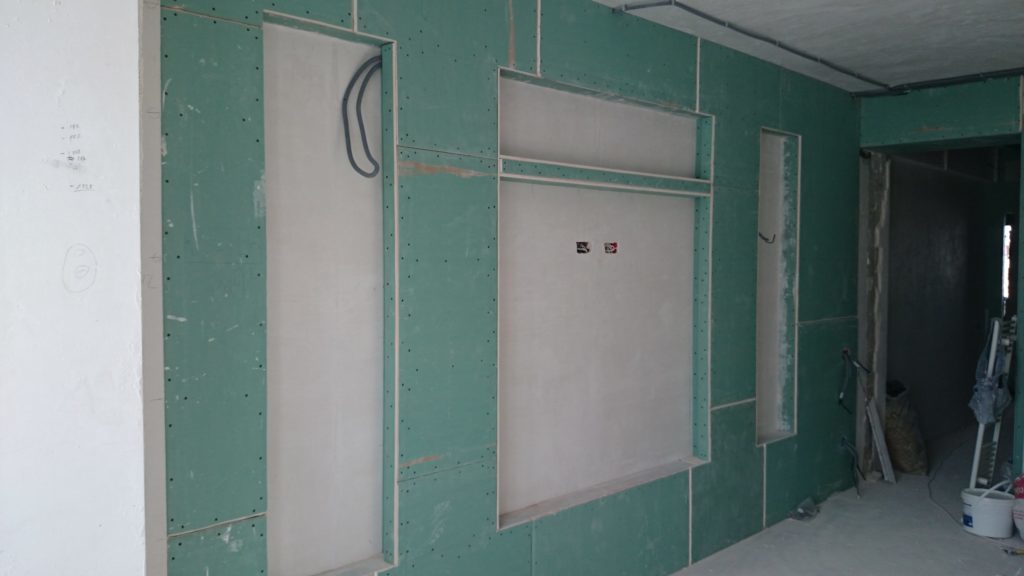 Что такое фальш стена и актуальность ее применения на стене, у окна или над телевизором в зале: интерьерное решение, правила монтажа своими руками