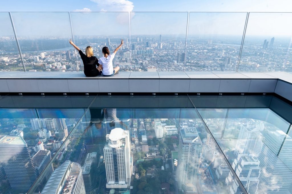 На вершине MahaNakhon открыли стеклянную смотровую площадку