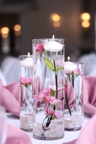 Плавающие свечи в декоре помогут задать романтический тон в интерьере