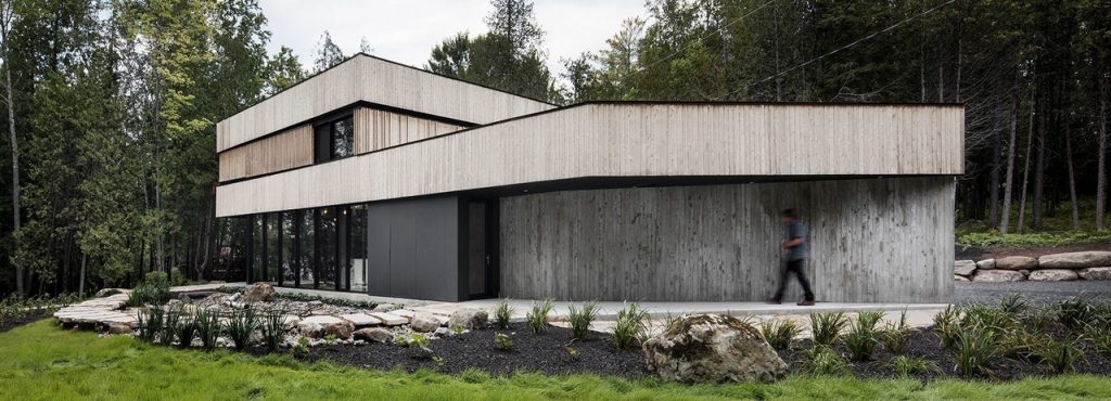 ACDF architects wraps lake house in Canada with wooden band