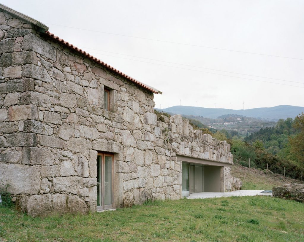 Casa en Melgaço by Nuno Brandão Costa