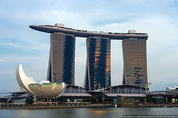 ОТЕЛЬ MARINA BAY SANDS В СИНГАПУРЕ: БАССЕЙН НА КРАЮ БЕЗДНЫ