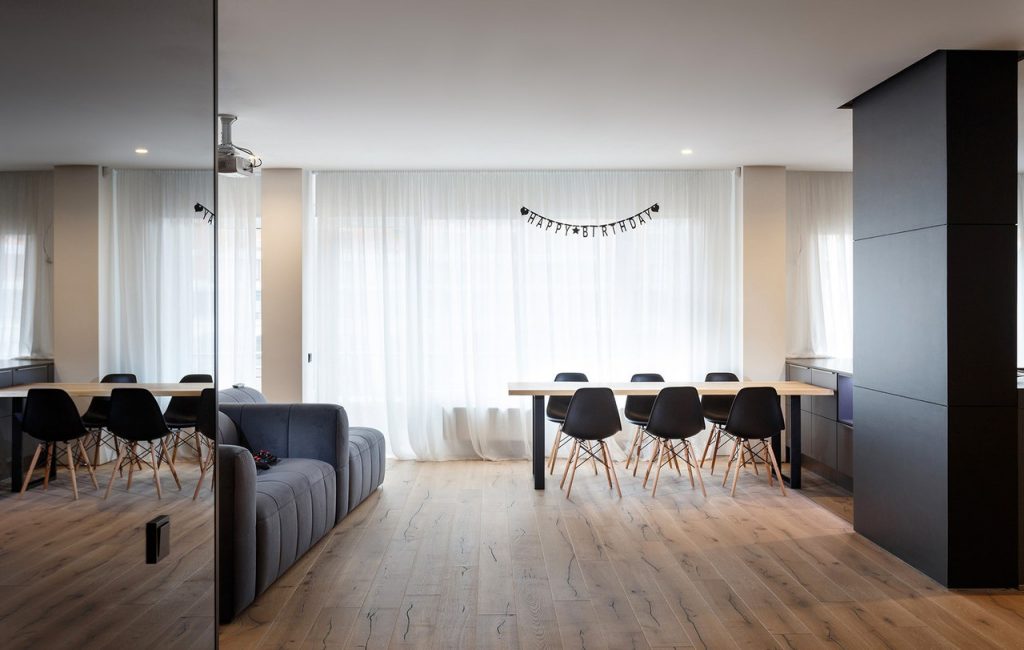 Сочетание дерева и черного цвета - получилось очень стильно