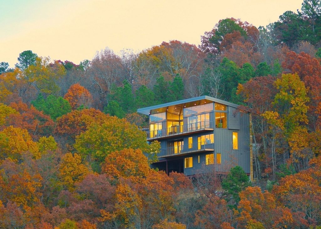 Wesley Walls embeds multi-level home into forested Arkansas hillside