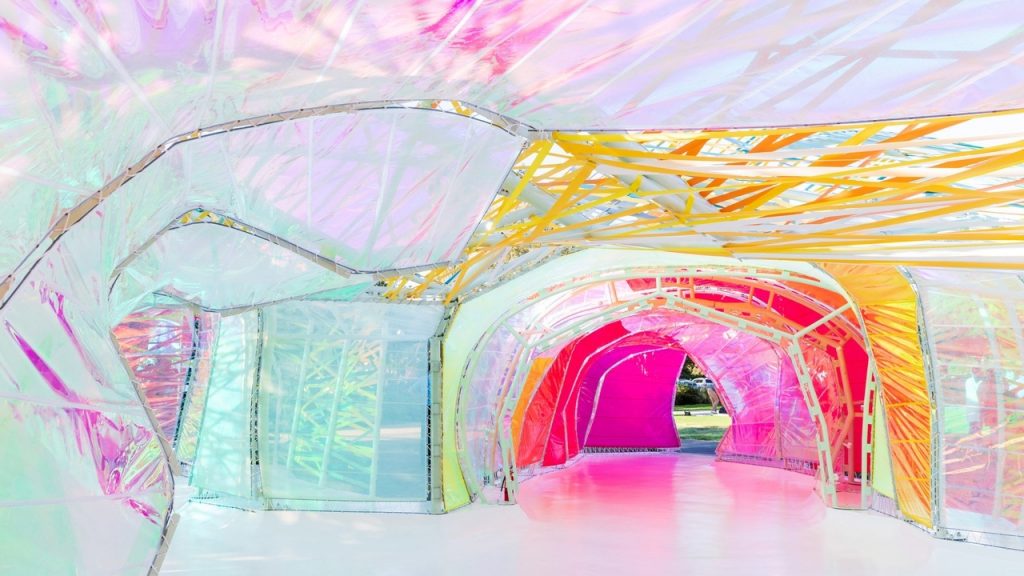 Змеевидный павильон в пластиковой пленке, разработанный испанской фирмой SelgasCano , был перестроен в Лос-Анджелесе как место проведения мероприятий для британской компании Second Home .