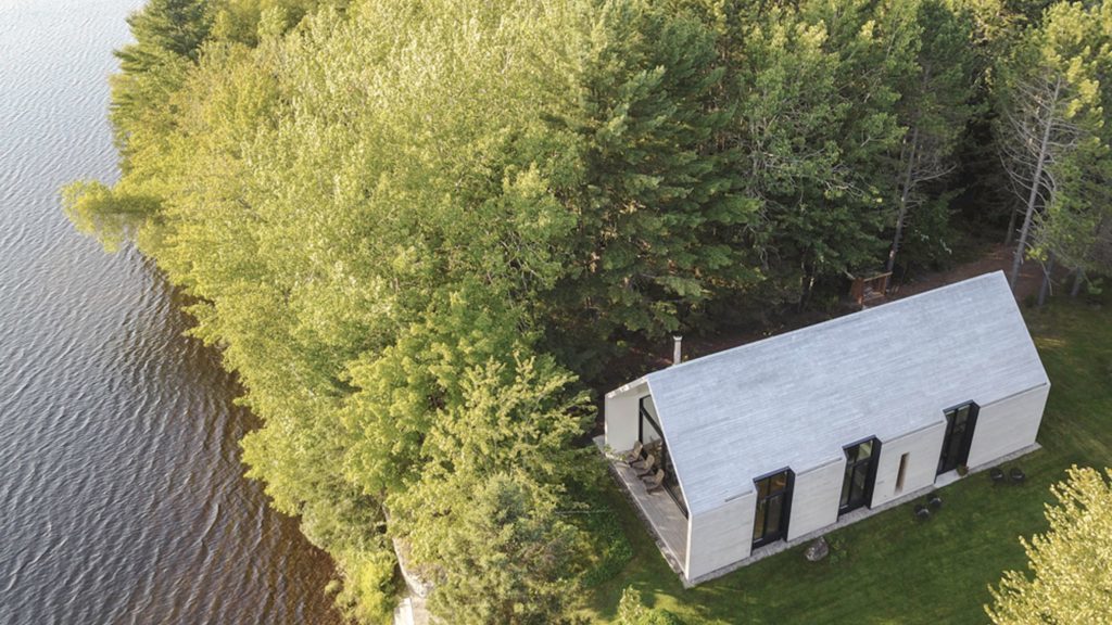 White cedar covers gabled lake house in Canada by YH2