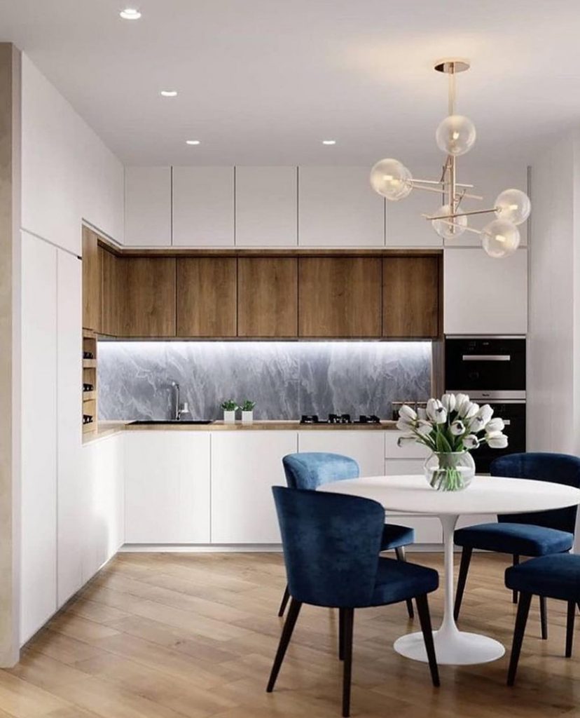 Даже такая маленькая деталь, как цвет стульев.