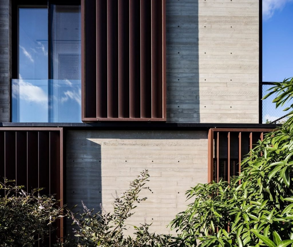 Box-framed louvres shade windows of concrete house in Tel Aviv