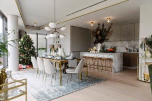 Панорамные окна и две ёлки: рождественский декор квартиры в Нью-Йорке || 01