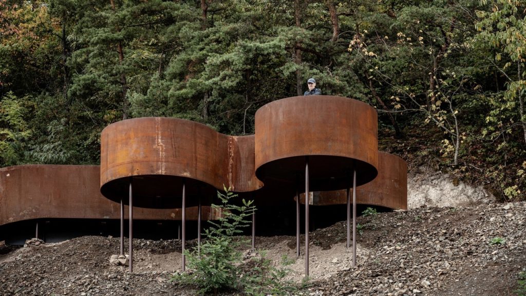 Reiulf Ramstad Arkitekter creates Corten steel structures along Chemin des Carrières trail