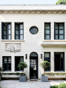 Высокие потолки и творческая атмосфера: квартира в помещении бывшей фотостудии в Париже || 01