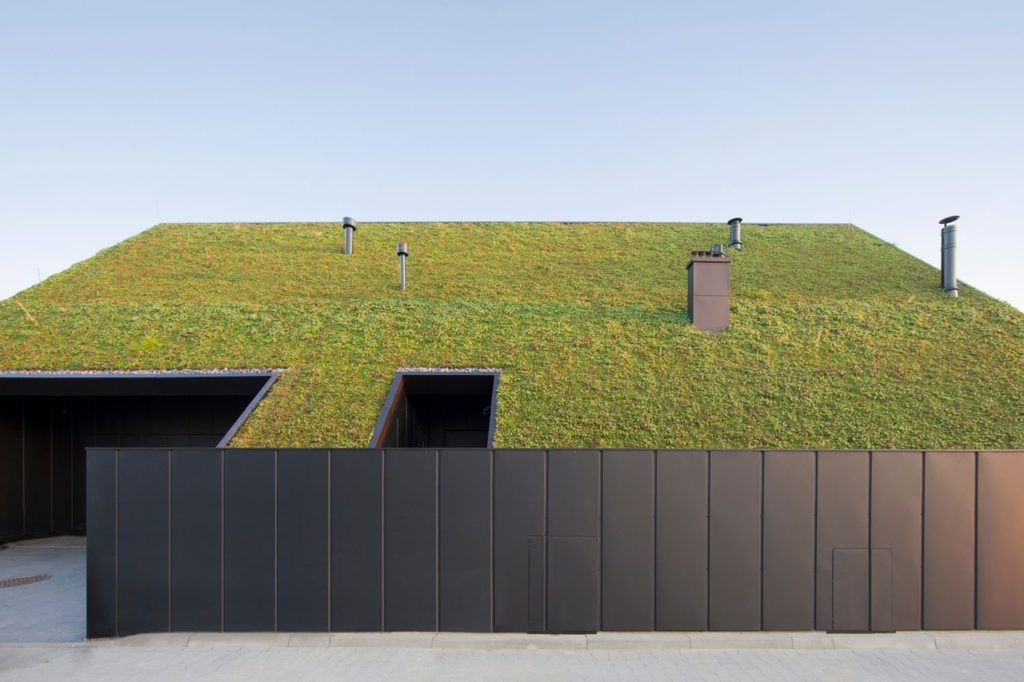 House Behind The Roof / Superhelix Pracownia Projektowa