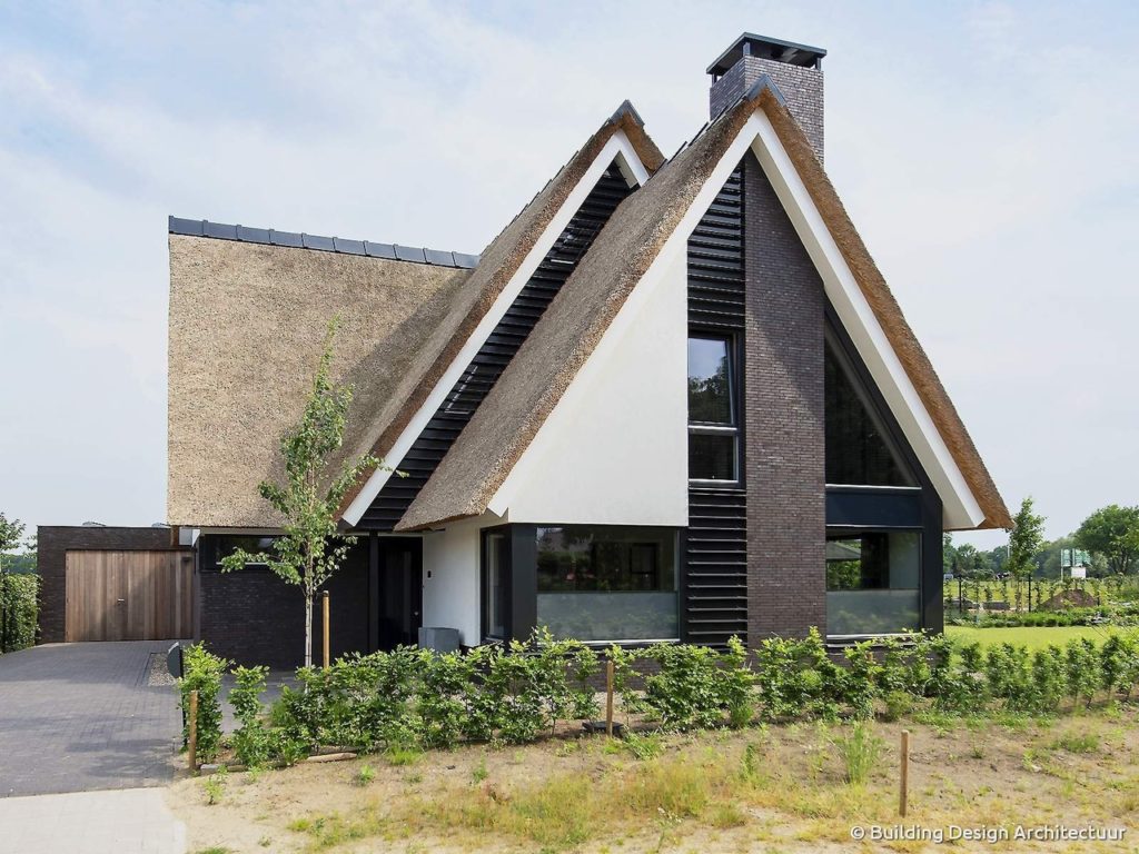 Загородный дом с соломенной крышей в Дюрнингене от Building Design Architecuur.