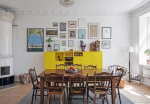 Просторная скандинавская квартира с яркой мебелью и зоной барбекю на балконе || 01