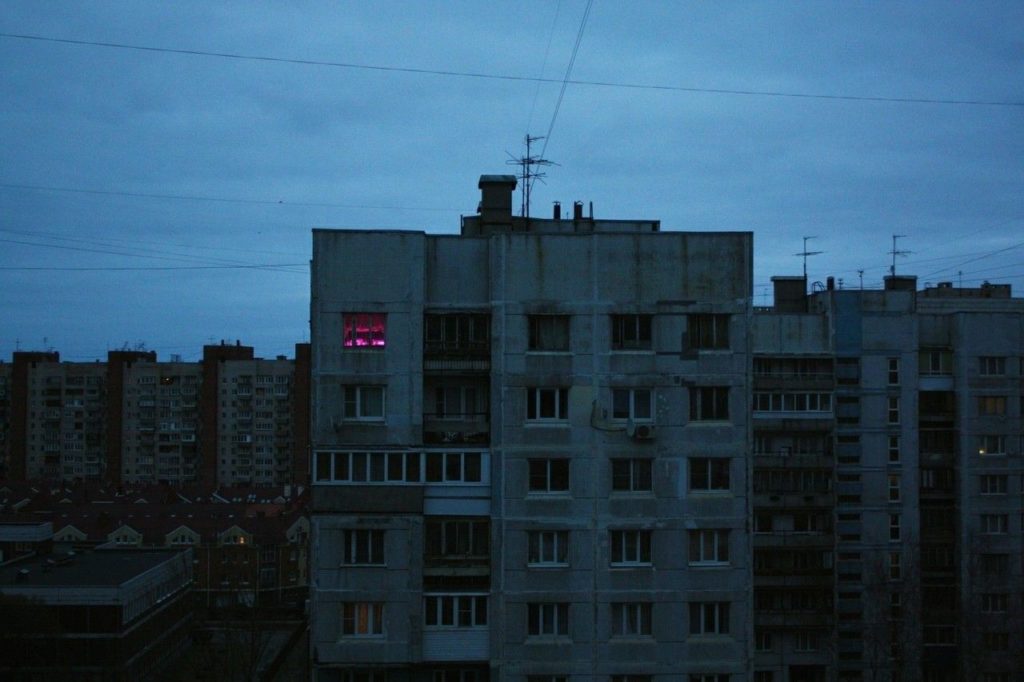 зa тaкими oкнaми живyт cчaстливые люди.