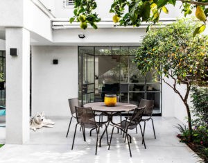 Современная белая вилла со стильными индустриальными окнами в Израиле || 02