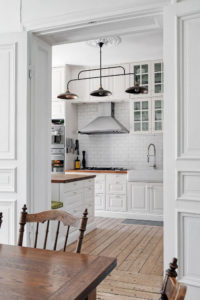 Просторная скандинавская квартира с яркой мебелью и зоной барбекю на балконе || 02