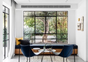 Современная белая вилла со стильными индустриальными окнами в Израиле || 01