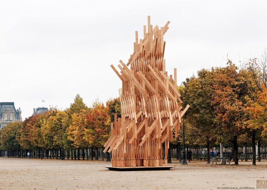 Kengo Kuma installs climbable wooden pavilion in Paris park