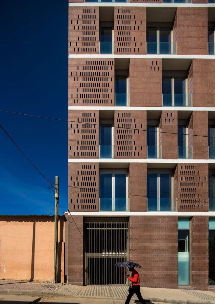 Brown brick facades of Promontorio's tower in the Angolan town of Lubango recall the tones of traditional African rammed-earth buildings.