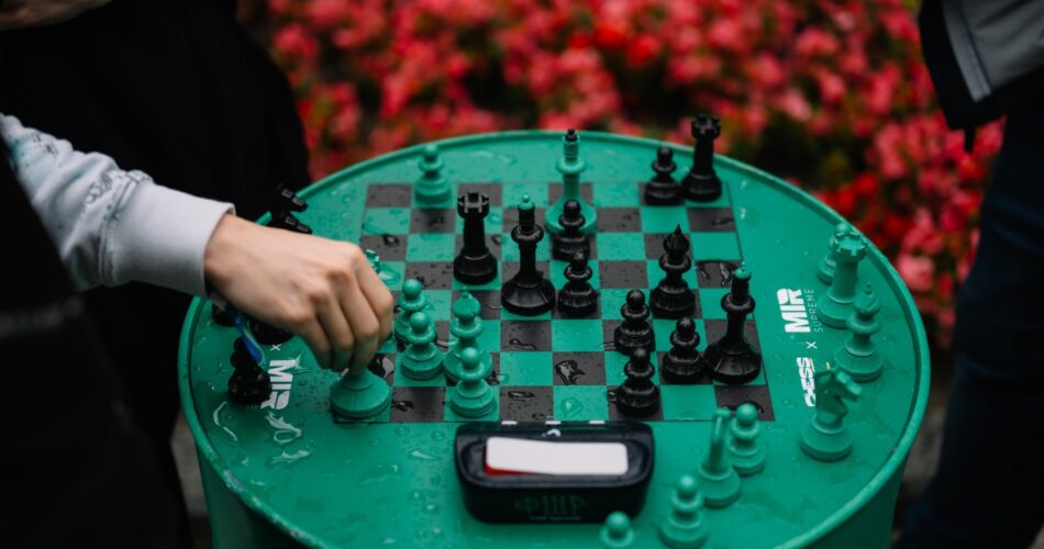 iQXSaa6SUmA 950x500 - Агентство Balagan интегрировала банковскую карту «Мир» в фестиваль шахмат и музыки Chess & Jazz
