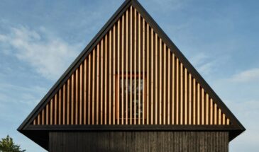 Местная студия Atelier Hajný создала обугленный деревянный жилой дом недалеко от Праги, напоминающий домик для отдыха из детства клиента.