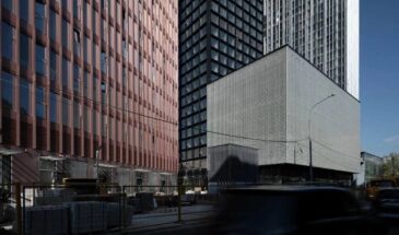 Спортивный центр в Савеловском районе построили из стеклоблоков