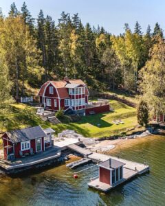 Стеклянные веранды, изразцовая печь и собственный пляж — вам бы здесь очень понравилось!