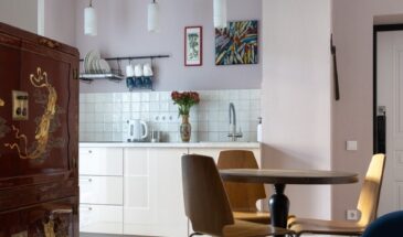 Двушка 35 м² с погребом под ванной, ручной росписью и печкой