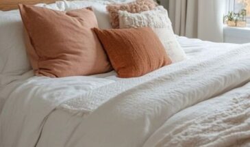 Терракотово-коричневые тона и прохладная серо-зелёная гамма (средняя или тёмная) на светлом фоне создают яркий световой контраст, который помогает зонировать пространство и расставлять акценты.