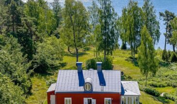 Дом, где лес встречается с водой, сауна согревает после купания, а свет проникает в дом круглый год.