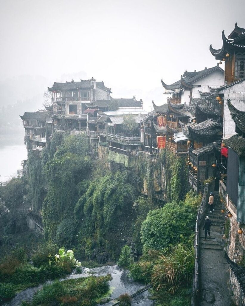 Фуронг — древний город, висящий на водопаде.