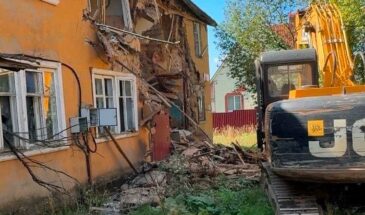 В г.о.Солнечногорск, в п.Жуково, в мкр.Березки приступили к сносу аварийного жилого дома 24.