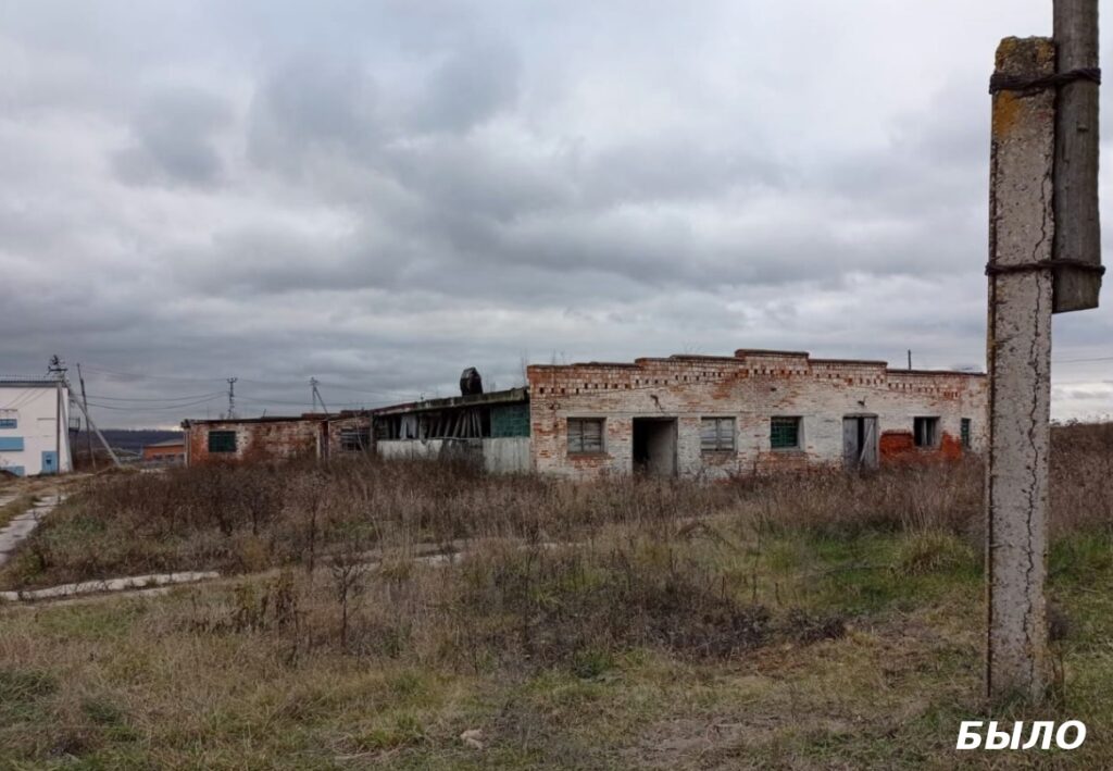 В г.о.Коломна, в д.Тарбушево, вблизи ад регионального значения «Бояркино-Мошаницы-Тарбушево» снесли аварийные постройки бывшей животноводческой фермы.