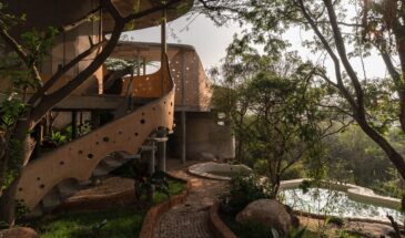 Индийская студия Prithvi Architects завершила строительство Winterfell — глинобитного дома, построенного вокруг существующих деревьев и скальных образований в деревне Шулагири в штате Тамил Наду.