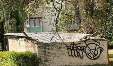 Полуразрушенный гаражный бокс на пересечении улиц Чайковского и Пионерской выявили по обращению местных жителей.