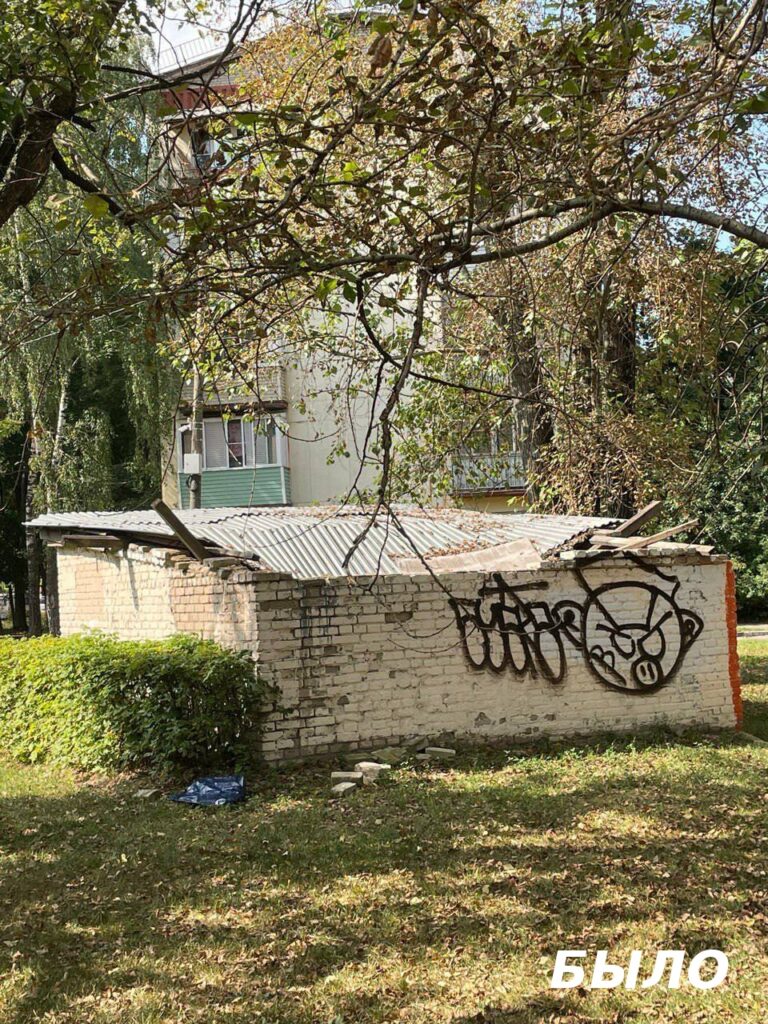 Полуразрушенный гаражный бокс на пересечении улиц Чайковского и Пионерской выявили по обращению местных жителей.