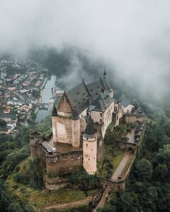 Окутанный туманом замок Вианден. Люксембург