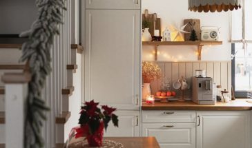 Уютный новогодний интерьер в белых тонах с прекрасной атмосферой зимней сказки и домашнего спокойствия. Очень нравится!