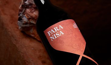 Студия Pedro Vareta Studio задизайнили этикетку португальского вина Casa Landeiro