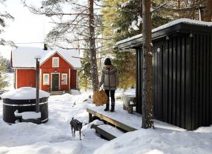 Семья Турунен из Финляндии обзавелись старым коттеджем в финской деревне, чтобы было куда сбежать на природу в любое время года. Семья Турунен из Финляндии обзавелись старым коттеджем в финской деревне, чтобы было куда сбежать на природу в любое время года.