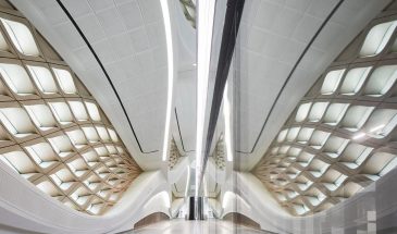 1 декабря, в Эр-Рияде открылся метрополитен! Теперь это самая протяженная в мире (176 км) система автоматизированного транспорта. А главную пересадочную станцию этой системы спроектировало бюро Zaha Hadid Architects.