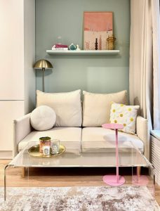 Интерьер квартиры-студии 23,1 м2 в ЖК Бунинские луга в Москве. Комната 17 м2, прихожая 3,6 м2 и санузел 2,5 м2. Проходная кухня с фартуком из стеклоблоков и кровать в нише. Интерьер квартиры-студии 23,1 м2 в ЖК Бунинские луга в Москве. Комната 17 м2, прихожая 3,6 м2 и санузел 2,5 м2. Проходная кухня с фартуком из стеклоблоков и кровать в нише.