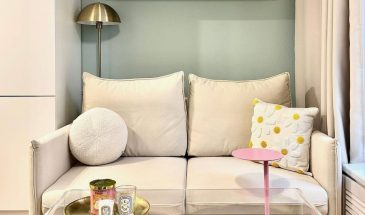 Интерьер квартиры-студии 23,1 м2 в ЖК Бунинские луга в Москве. Комната 17 м2, прихожая 3,6 м2 и санузел 2,5 м2. Проходная кухня с фартуком из стеклоблоков и кровать в нише.