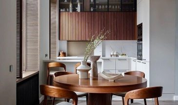 Кухня-гостиная с акцентом на дерево и свет
